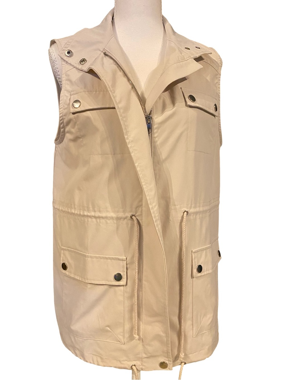 Entro Women’s Utility Vest Size Small White NWT Cargo Pockets Drawstring Zip